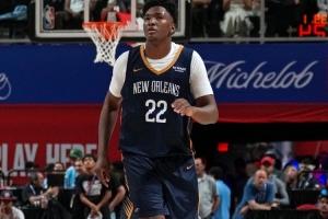 頗有亮點(diǎn)！13號(hào)秀德里克-奎因11投6中砍下15分6板2帽 造文班六犯