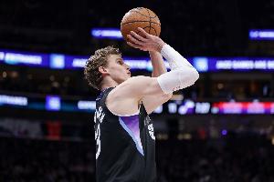 三分始終不開(kāi)！馬爾卡寧半場(chǎng)11中4拿到12分2板 三分僅7中1