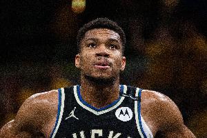 予取予求！字母哥半場(chǎng)6中5砍16分9板 罰球10中6