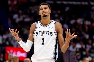 ??你覺得文班亞馬本賽季是否可能會(huì)拿下四雙？