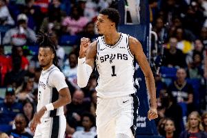 納什：想想兩年后文班會進(jìn)化成什么樣？司機(jī)打趣：他會長到2米44