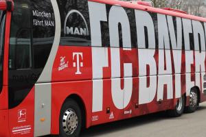 記者：拜仁大巴遭遇堵車，對(duì)陣門興的比賽可能推遲15分鐘開(kāi)球