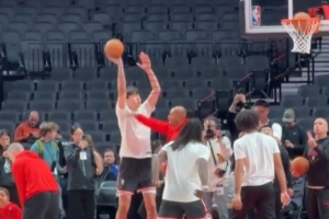 加油！楊瀚森賽前熱身時(shí)練習(xí)近筐終結(jié)和中投