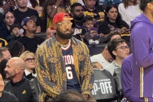 老父親的驕傲！詹姆斯身穿布萊斯大學(xué)6號(hào)球衣到場(chǎng)觀賽