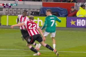 加克波禁區(qū)倒地未判點！官方：VAR確認科林斯對加克波未構成犯規(guī)