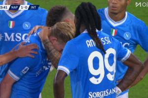 傷情很不妙??德布勞內點射時受傷，直接被隊醫(yī)攙扶下場