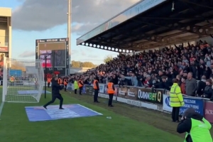 農(nóng)夫三拳！威爾希爾取得執(zhí)教盧頓后的首場(chǎng)勝利，賽后謝場(chǎng)