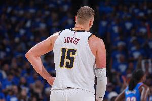 運(yùn)籌帷幄！約基奇半場(chǎng)僅1中1拿4分 但有7籃板11助攻3搶斷