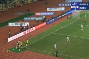 周定洋剪刀腳飛鏟引發(fā)兩隊沖突！最終張修維、周定洋各吃一黃！