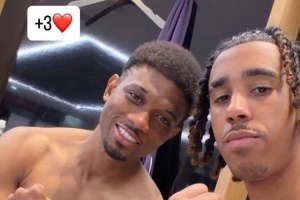 力克布萊頓！約羅社媒曬賽后更衣室與阿瑪?shù)鲁嗦闵仙碜耘模?3分