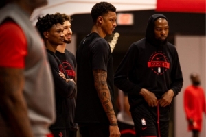 2連??！火箭官媒曬球隊(duì)訓(xùn)練照 氣氛略顯低沉不同往日