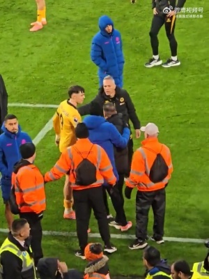 9輪0勝倒數(shù)第一！狼隊(duì)主帥佩雷拉試圖與憤怒的球迷爭吵，被人拉開