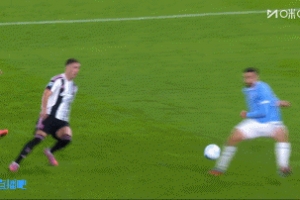 是點球嗎？孔塞桑禁區(qū)內(nèi)疑似被踩到，裁判沒有表示