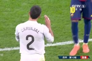 卡瓦哈爾先沖亞馬爾做手勢，亞馬爾伸手與他握手，握手擁抱后開吵