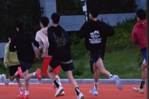 早上6點！U15跑操正當(dāng)時 青島男籃小伙子們沖沖沖！????