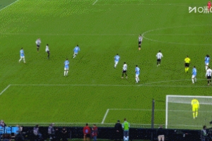 尤文回傳，加蒂與凱利接球配合失誤，凱利無奈犯規(guī)染黃