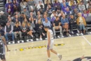 布朗尼都沒得上！湖人輪換第9人是個雙向??現(xiàn)場球迷：這?誰啊