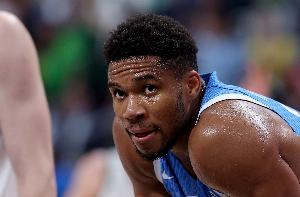 新紀(jì)錄！字母哥前3場(chǎng)得分100+籃板40+助攻15+ 歷史第一人