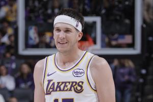 要50+？里夫斯弧頂三分強投繼續(xù)落袋！已轟45分平個人生涯紀錄