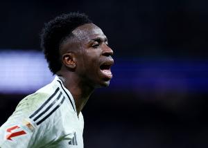 莫倫特斯批維尼修斯換下態(tài)度：既不尊重主帥，也不尊重被換的隊(duì)友