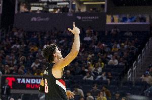 打得有點(diǎn)輕松！阿夫迪亞半場10中4&三分4中2拿到13分3板