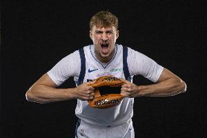 滿弓戰(zhàn)斧劈扣！解說：弗拉格運(yùn)動(dòng)能力之強(qiáng) 甚至覺得不像個(gè)新秀