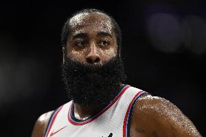 手感不佳！哈登半場(chǎng)7投僅2中拿到8分7助 三分5中1