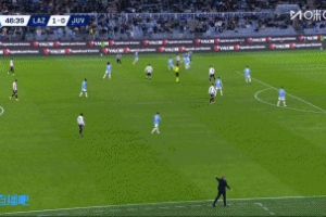 這沒踢進？弗拉霍維奇半空門機會中框，但也越位在先