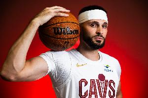 花得很徹底！小南斯搶斷&前場再中三分 騎士領(lǐng)先活塞30+