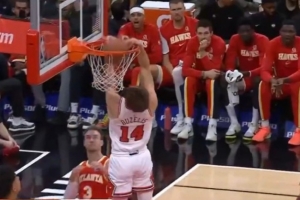 生吃！布澤利斯底線硬擠杰倫-約翰遜 雙手炸裂反扣點燃全場