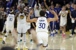 隊友亂殺我躺一把！庫里10中5得16分4板3助 三分8中4