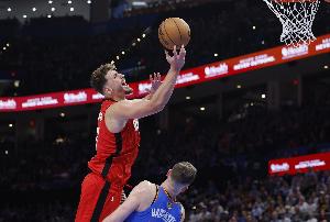 狀態(tài)不錯(cuò)！申京上半場(chǎng)6中4得到9分3板5助 沒(méi)有三分出手