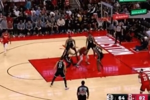 行云流水！申京四分衛(wèi)長(zhǎng)傳 阿門(mén)接球助攻杜蘭特1V4強(qiáng)起打進(jìn)加罰