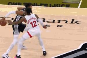 這是什么東西？文班連續(xù)絲滑胯下接背運推進 把防守晃得找不著北