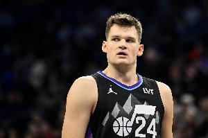 啥也會！凱斯勒半場7中5&三分2中1貢獻14分4板3助2帽