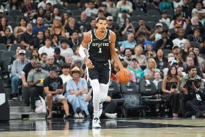 砍下24分15板！記者：文班亞馬也太恐怖了 今年馬刺比賽很吸睛啊