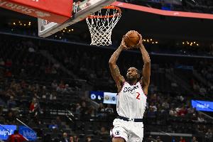 次節(jié)帶隊追分！萊昂納德半場10中4拿下10分3籃板