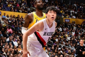 記者：楊瀚森卡位拿籃板表現(xiàn)還不夠理想 克林根場(chǎng)上存在感更強(qiáng)