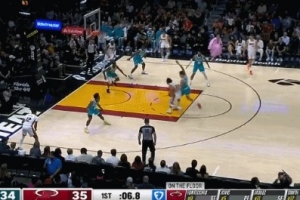 帥是真帥！哈克斯中路強(qiáng)突雙手滑翔暴扣 平拍在地很危險(xiǎn)！