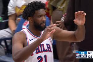 致敬前隊友！恩比德末節(jié)坐在板凳上看隊友追回16分拖進(jìn)加時！