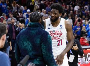 致敬登哥??恩比德貢獻(xiàn)25+7+5 但坐在板凳上看隊(duì)友完成逆轉(zhuǎn)！