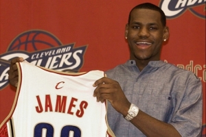 22年前的今天 勒布朗-詹姆斯上演NBA首秀砍下25分6籃板9助攻