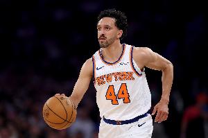 邁克-布朗談沙梅特先發(fā)：他打球很有節(jié)奏敢于對(duì)抗 有空位能投進(jìn)