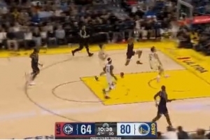 解解氣！保羅搶斷直接反擊找人 科林斯接球雙手滑翔暴扣！