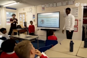 ????薩卡驚喜現(xiàn)身小學(xué)時(shí)期的母校