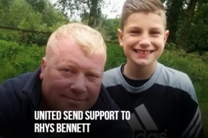 曼聯(lián)U21將佩戴黑色袖標(biāo)，向球員貝內(nèi)特父親的離世表示默哀