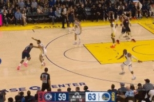 情懷對決！哈登連續(xù)運球試圖突破 庫里緊貼直接搶斷！