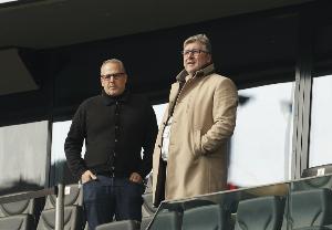 體圖：法蘭克福高層訪(fǎng)中與比亞迪談球場(chǎng)冠名合同，總價(jià)達(dá)9000萬(wàn)歐