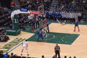 點(diǎn)燃主場！字母哥飛身大帽+二次進(jìn)攻暴扣 大喊“這是我的地盤”