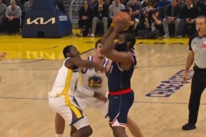 我冤枉！哈登強(qiáng)突庫明加拋投打成2+1 庫明加大喊&一臉不可思議